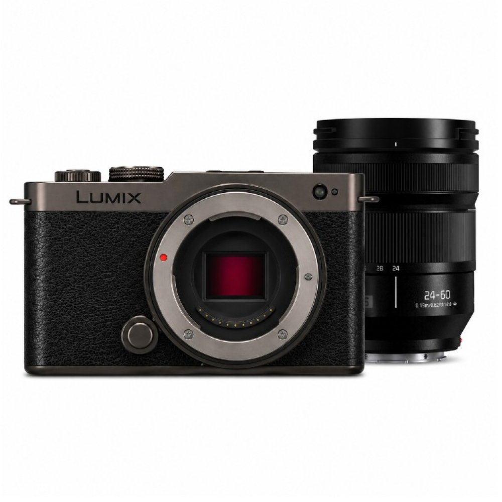 Een zilverkleurige en zwarte Lumix camera met een lens ernaast.