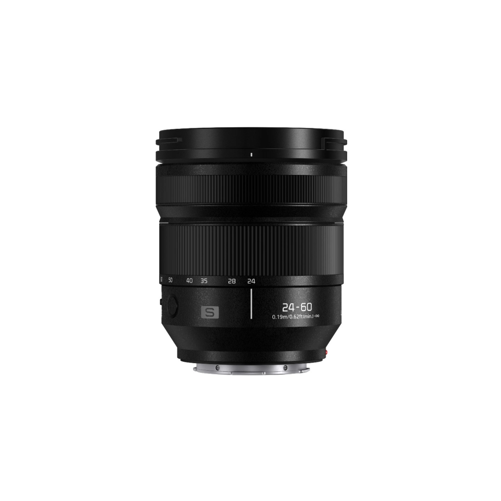 Een zwarte cameralens met 24-60mm zoom en scherpstelring.