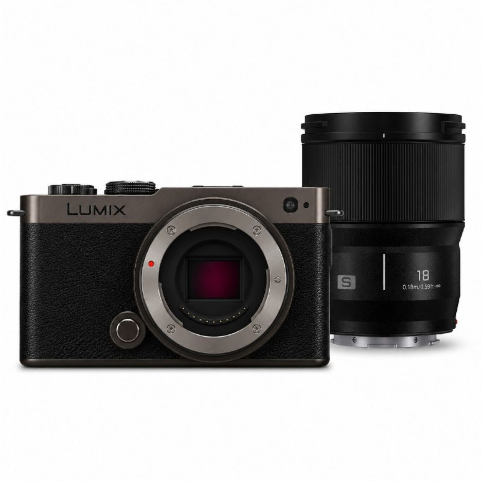 Een grijsbruine Lumix camera met een lens ernaast.