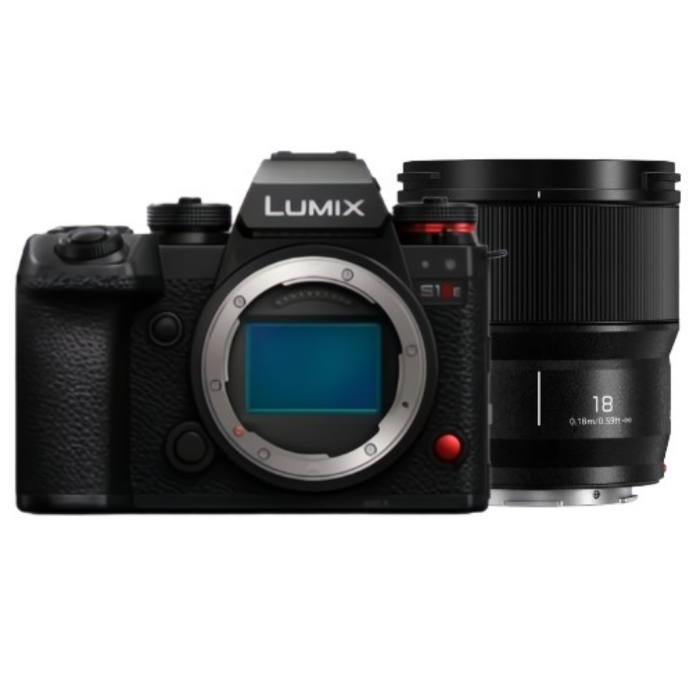 Een zwarte Lumix S1R camera met een lens ernaast.