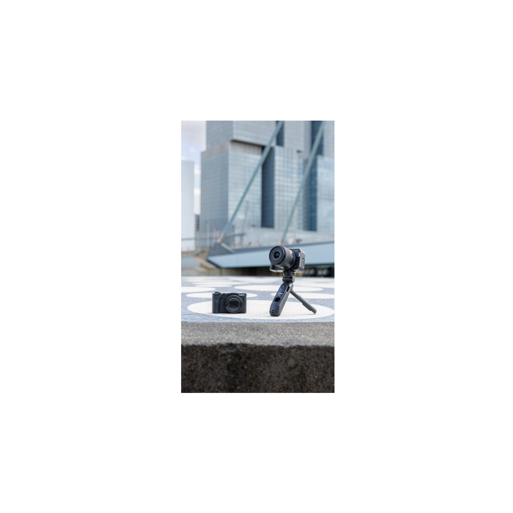 Twee camera's staan op een verhard oppervlak voor moderne gebouwen.