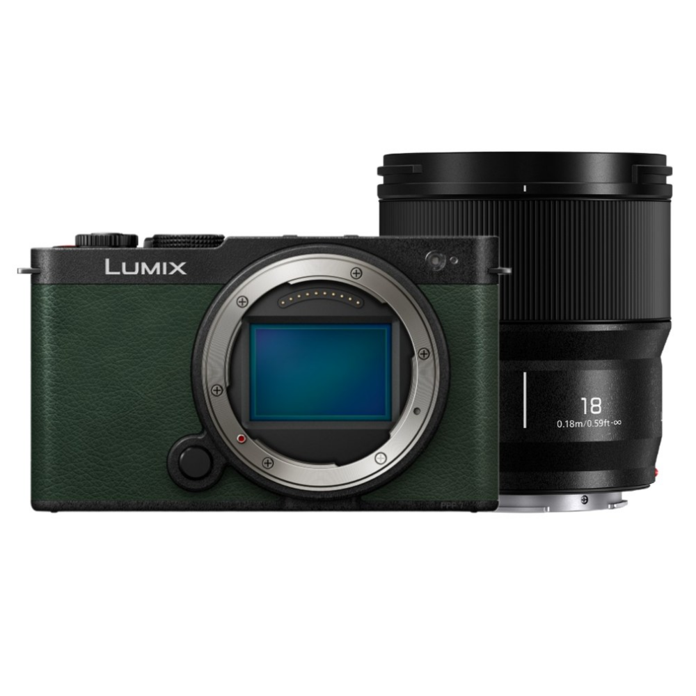Een groene Lumix camera met een lens ernaast.
