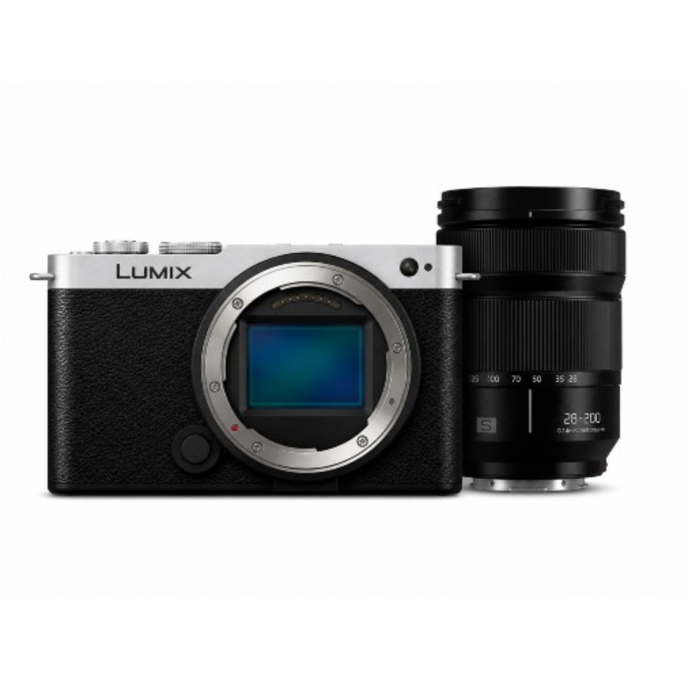 Zilveren Lumix camera met zwarte grip naast een zwarte lens op witte achtergrond.