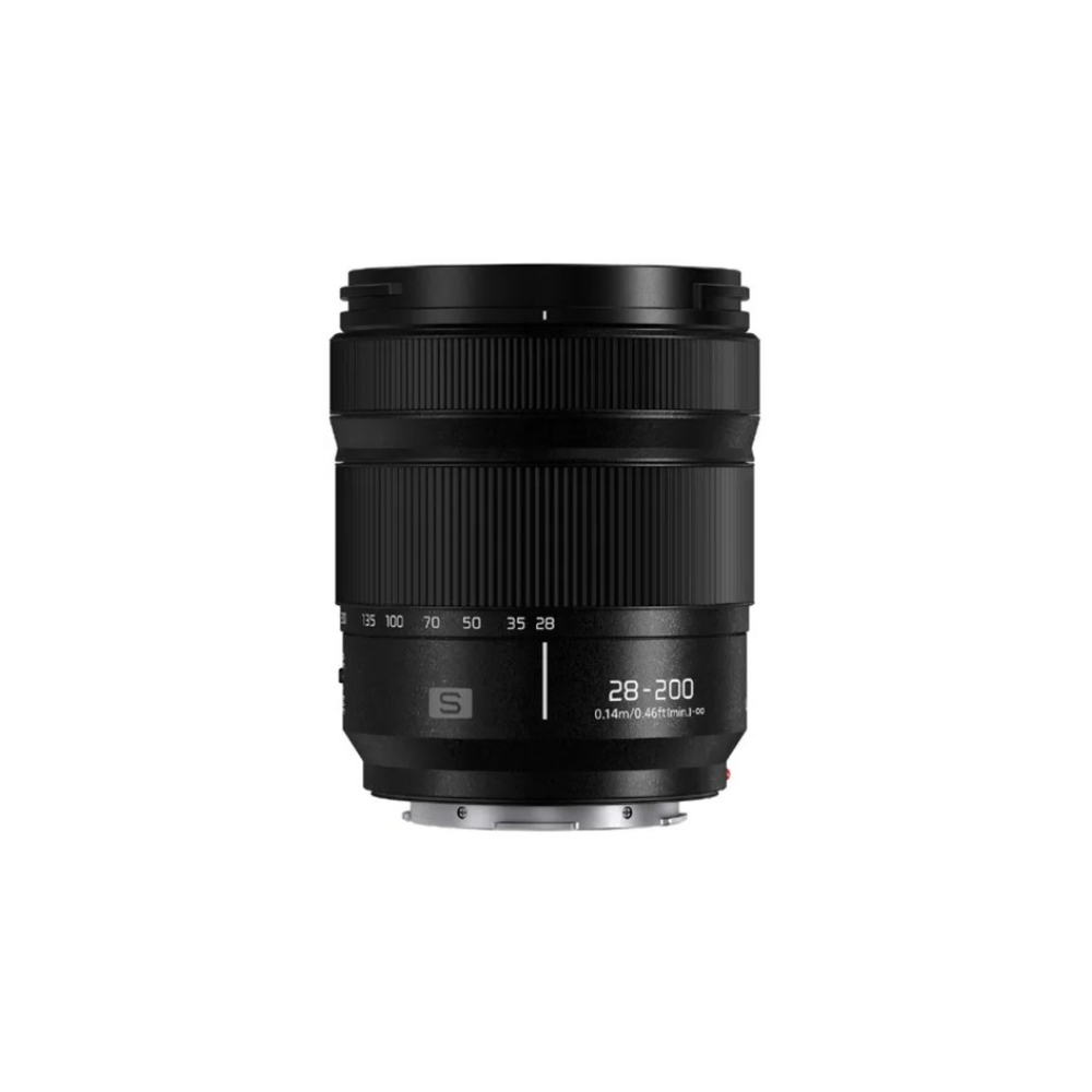 Zwarte cameralens met zoomring en 28-200 aanduiding.
