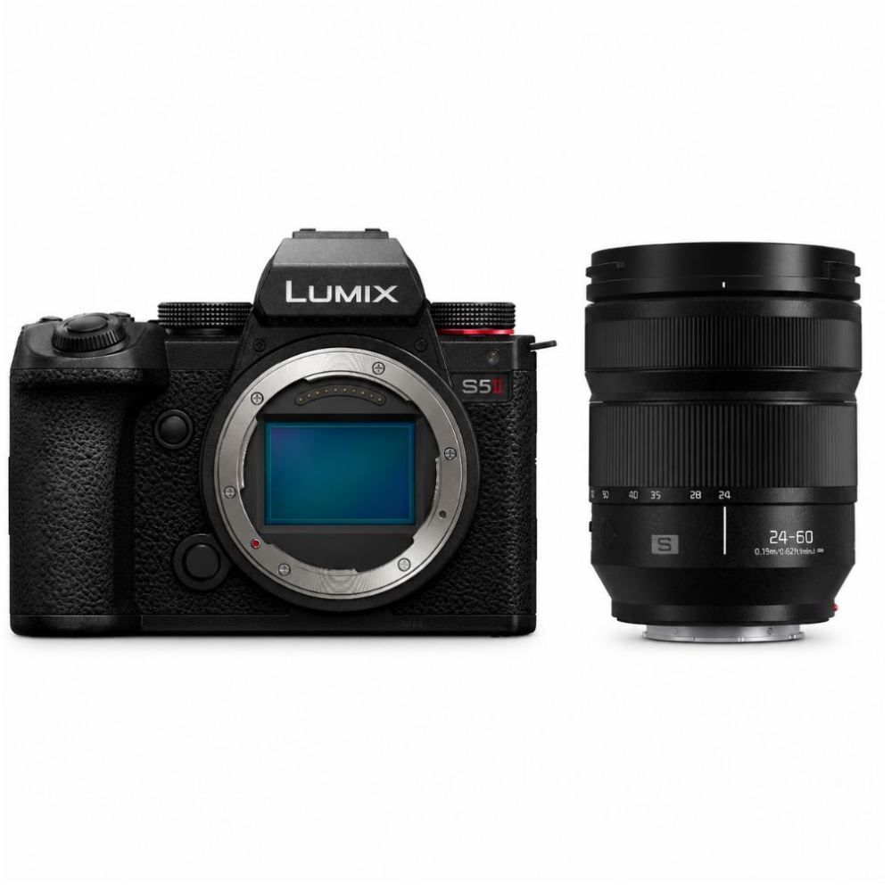 Een zwarte Lumix S5 camera naast een zwarte 24-60mm lens.