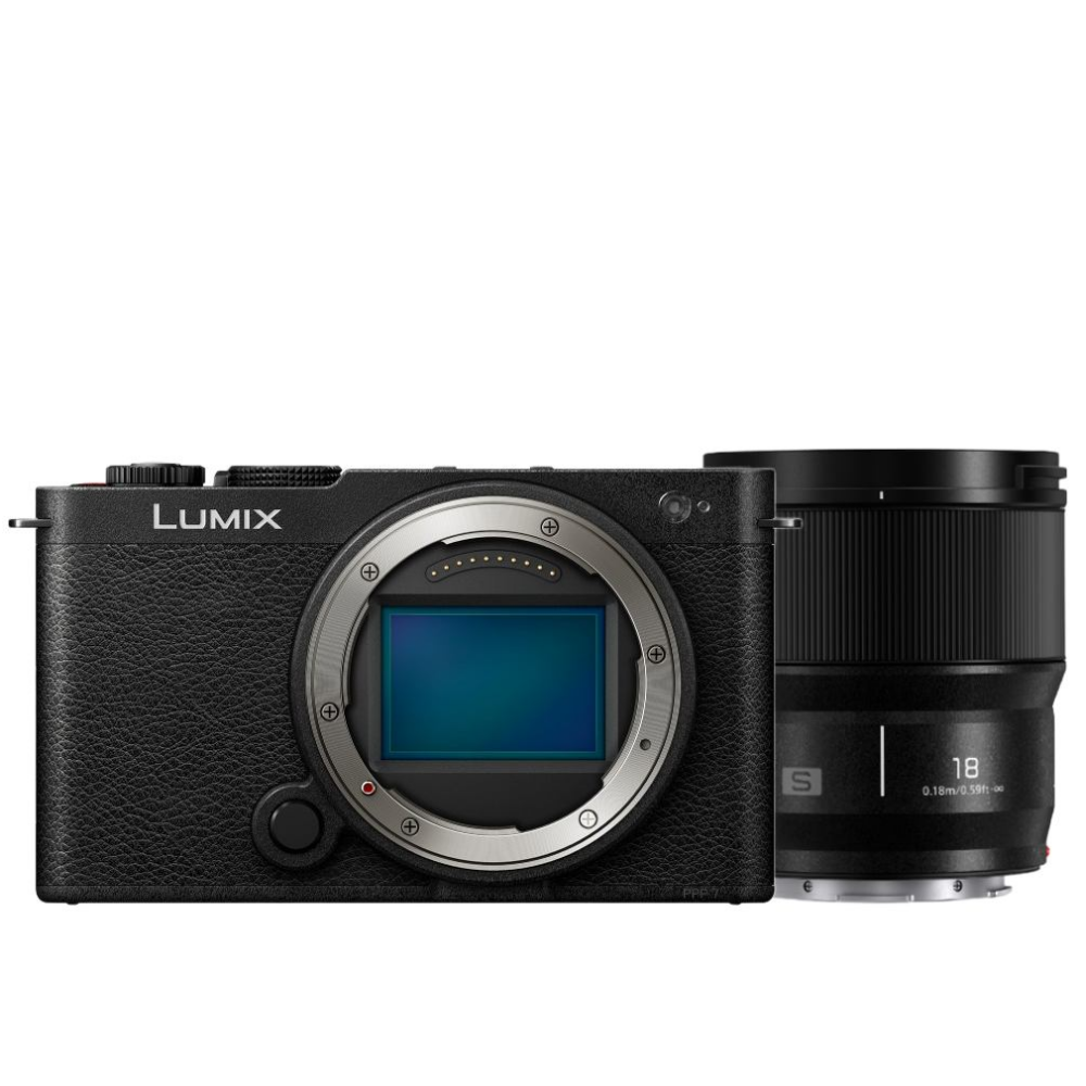 Zwarte Lumix camera met lens eraan vastgemaakt. Witte achtergrond.