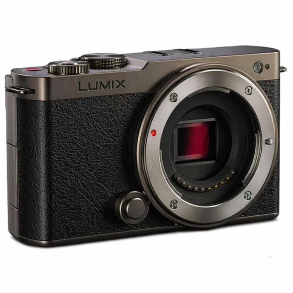 Een zwarte Lumix camera met zilveren lensvatting en rode accenten.