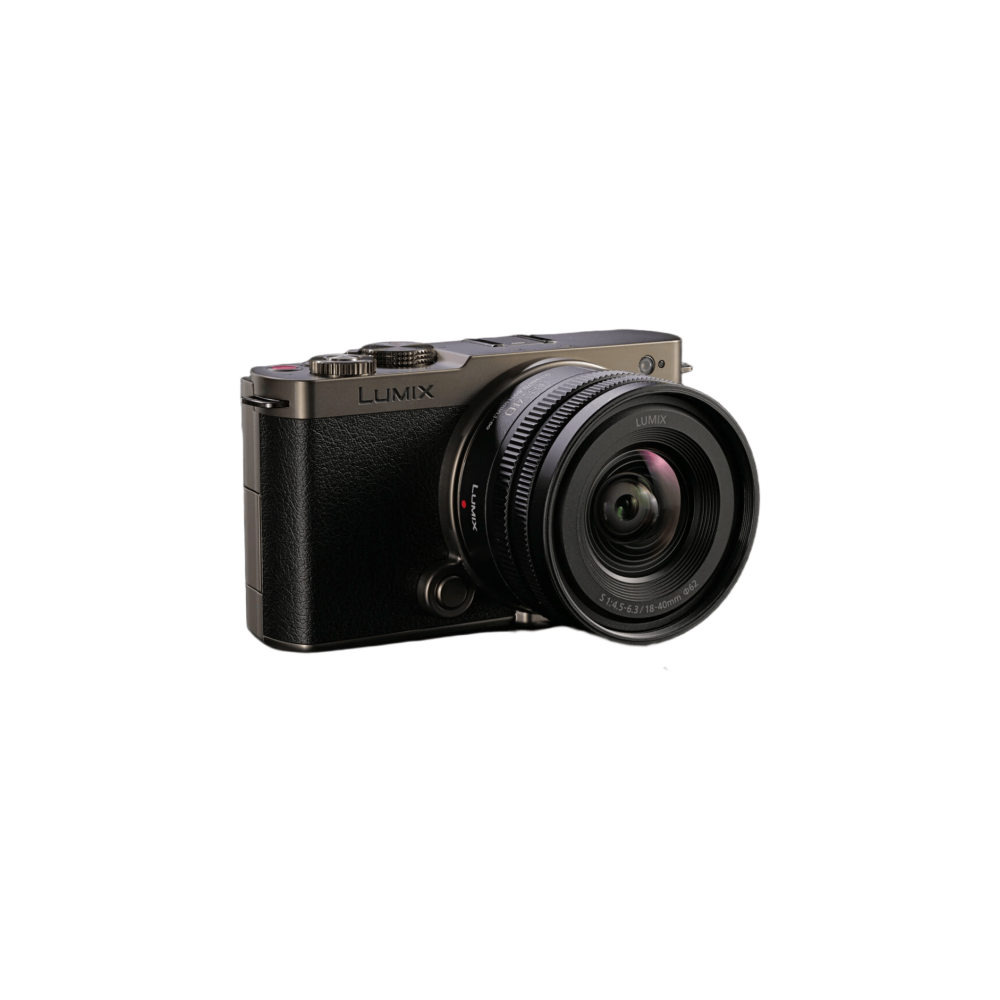 Een grijze Panasonic Lumix camera met lens, op witte achtergrond.