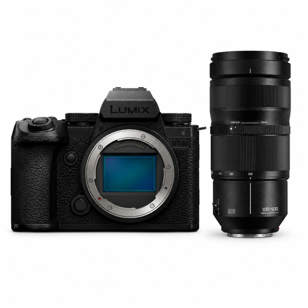 Een zwarte Lumix S5IIX camera naast een zwart 100-500mm objectief.
