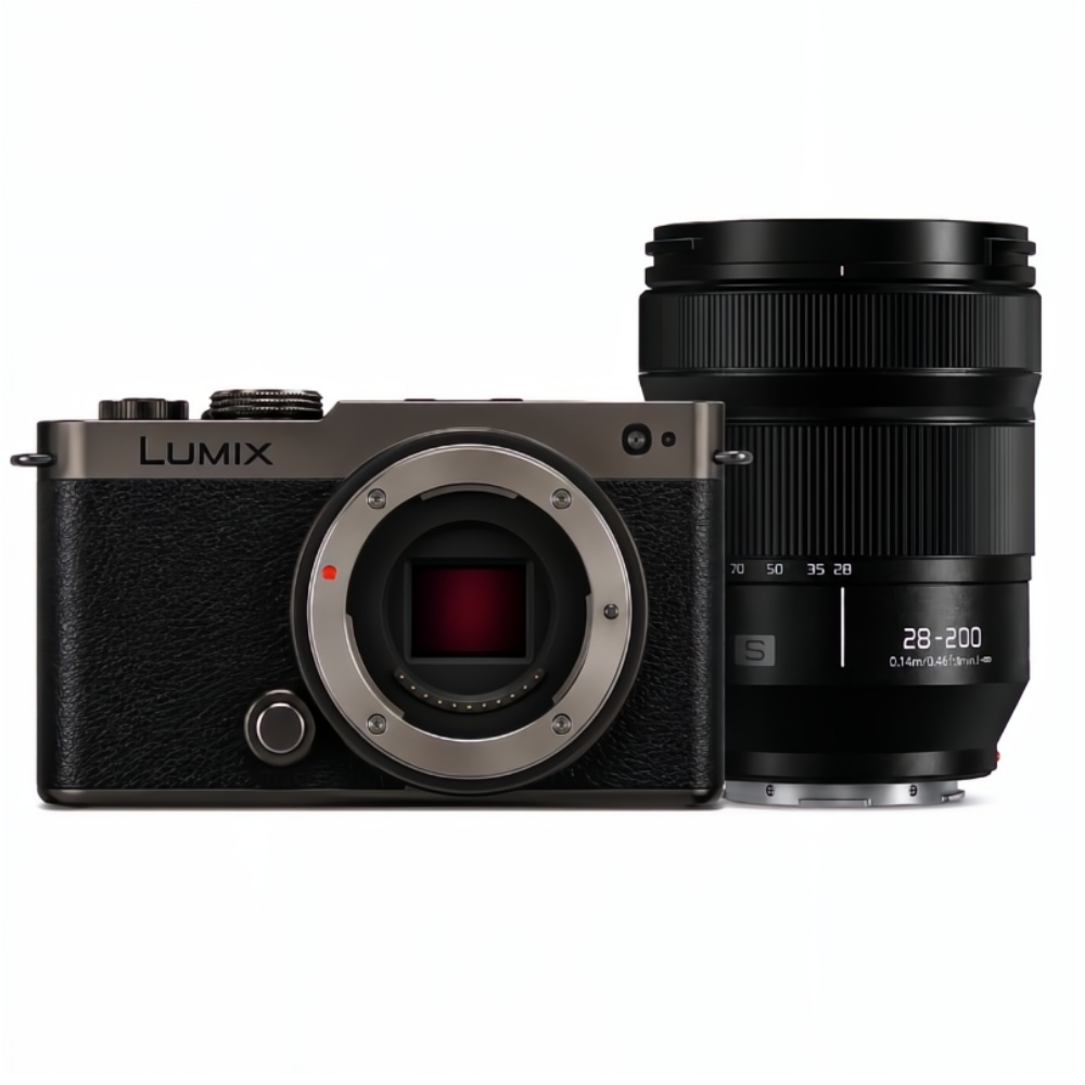 Een Lumix camera met 28-200mm lens, op een witte achtergrond.