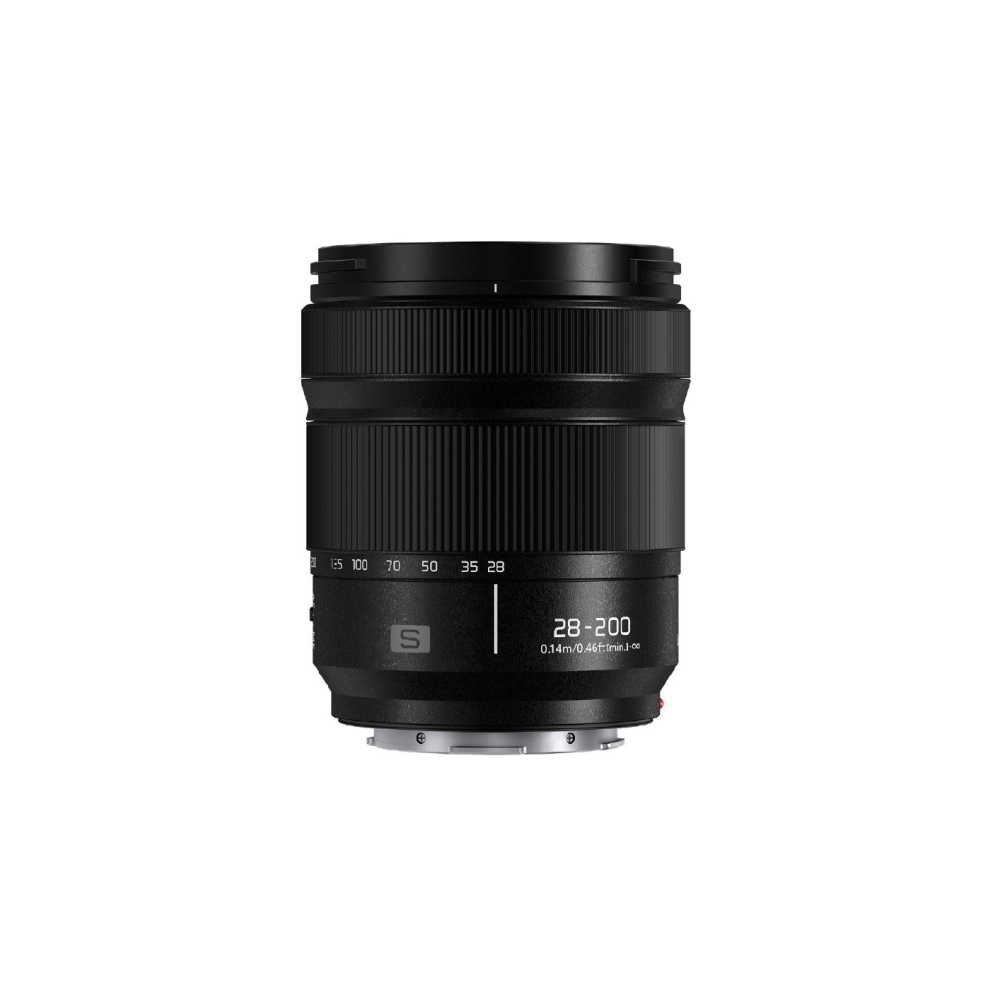 Een zwarte cameralens met 28-200mm zoom. Focus- en zoomringen zijn zichtbaar.