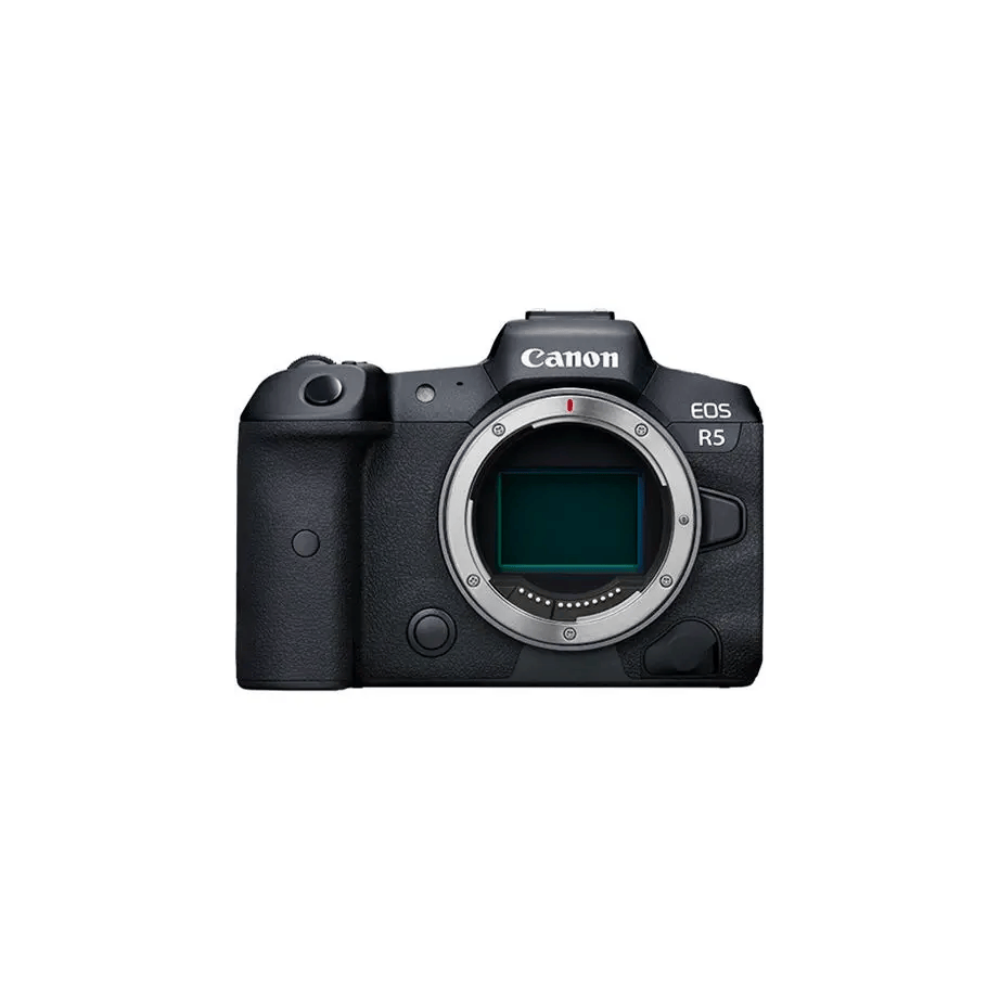 Een zwarte Canon EOS R5 camera met lensvatting, op witte achtergrond.