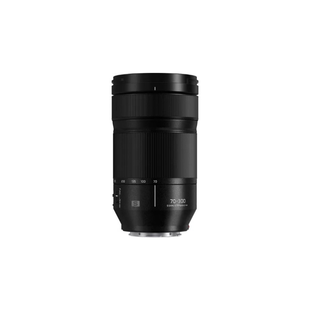 Een zwarte cameralens met zoomring en scherpstelmarkeringen.
