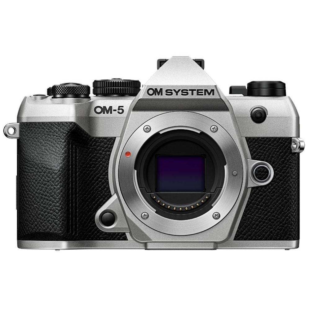 Zilveren OM-5 camera met zwart lederen grip en lensvatting.
