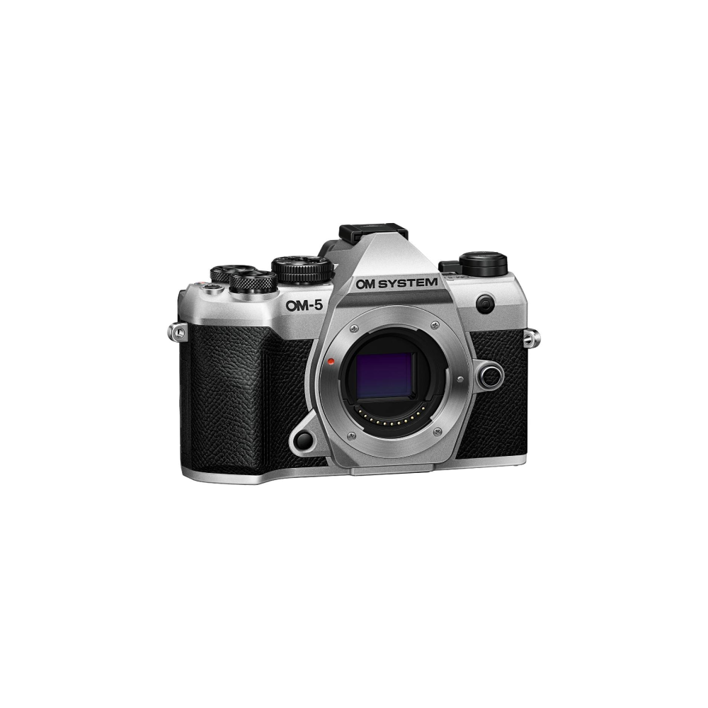 Zilveren OM SYSTEM OM-5 camera met zwart leren handvat en lensvat.