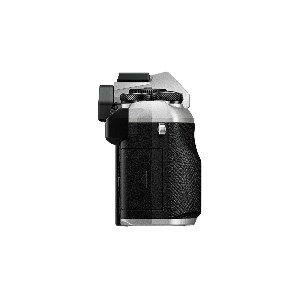 Zilveren camera met zwarte grip tegen een witte achtergrond.