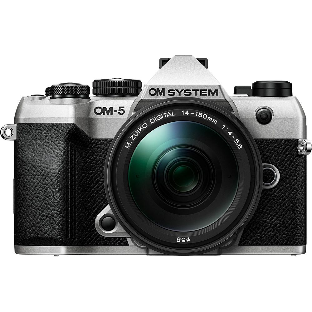 Zilveren OM-5 camera met M.Zuiko Digital 14-150mm lens.