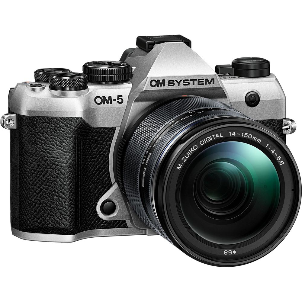 Zilveren OM-5 digitale camera met lens, zwarte grip en bedieningselementen.