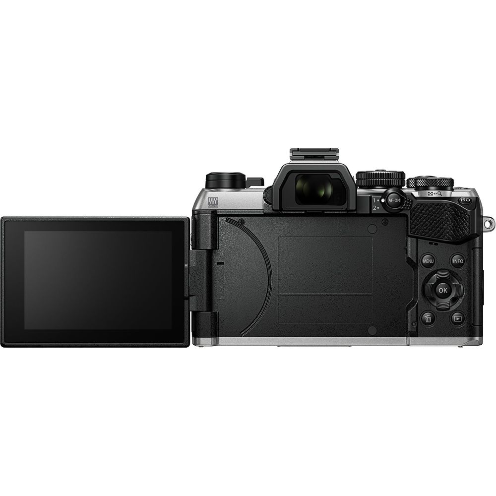 Achterkant van een zilverkleurige en zwarte digitale camera met uitgeklapt scherm.