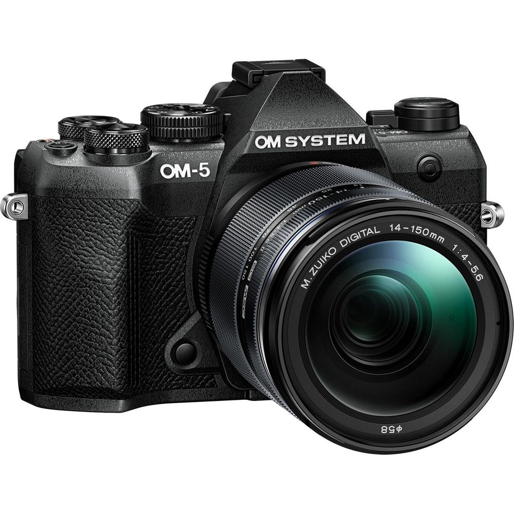 Een zwarte OM-5 systeemcamera met een M. Zuiko Digital 14-150mm lens.