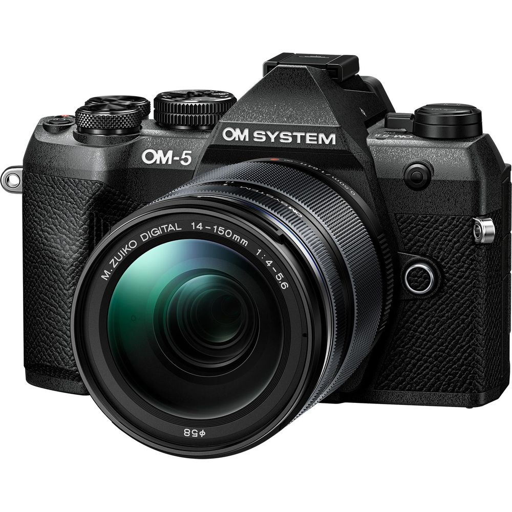 Een zwarte OM SYSTEM OM-5 camera met een M. ZUIKO DIGITAL 14-150mm lens.