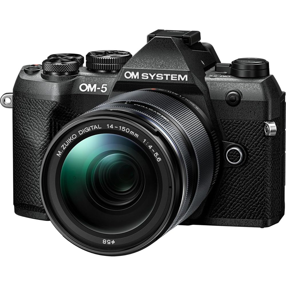 Een zwarte OM System OM-5 camera met een M.Zuiko Digital 14-150mm lens.