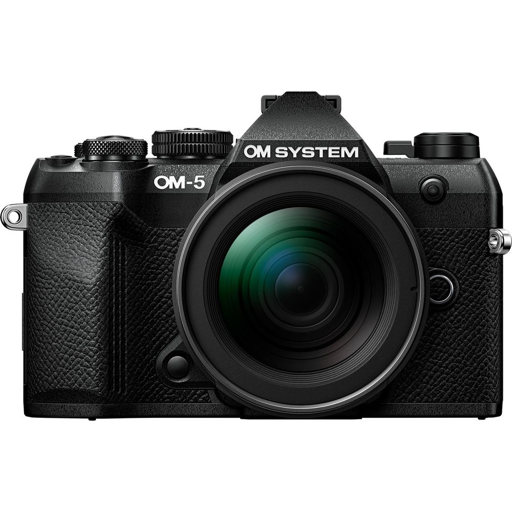 Zwarte OM-5 OM SYSTEM camera met lens. Getextureerde grip en knoppen zichtbaar.