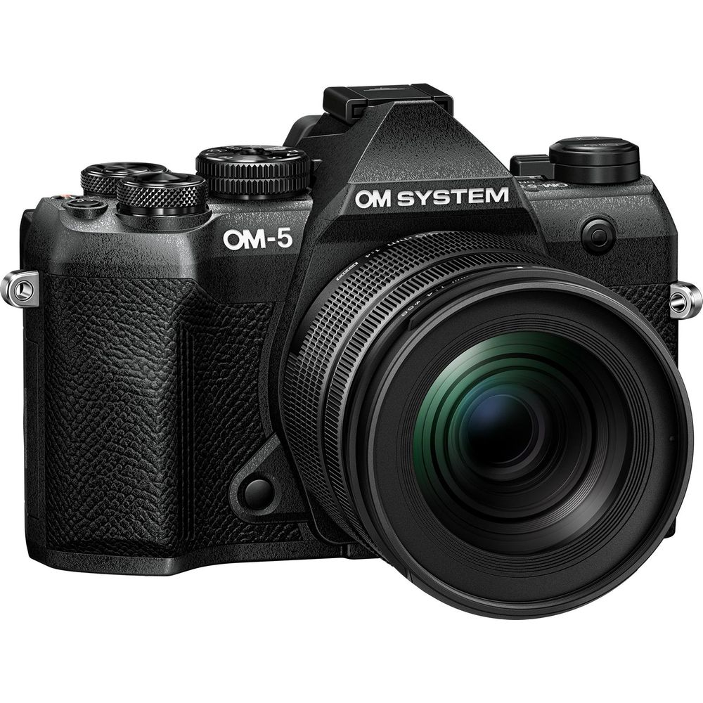 Een zwarte OM System OM-5 camera met lens, tegen een witte achtergrond.