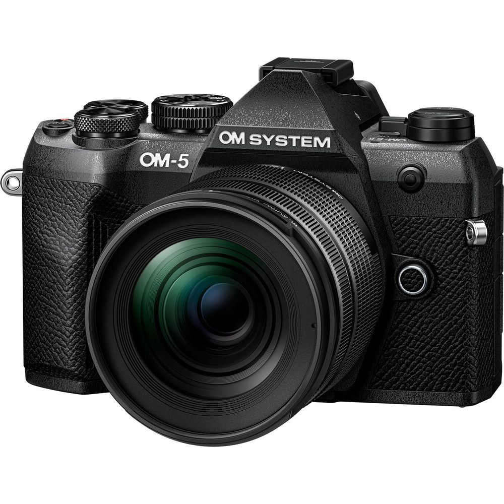 Zwarte OM System OM-5 camera met lens. Vooraanzicht.