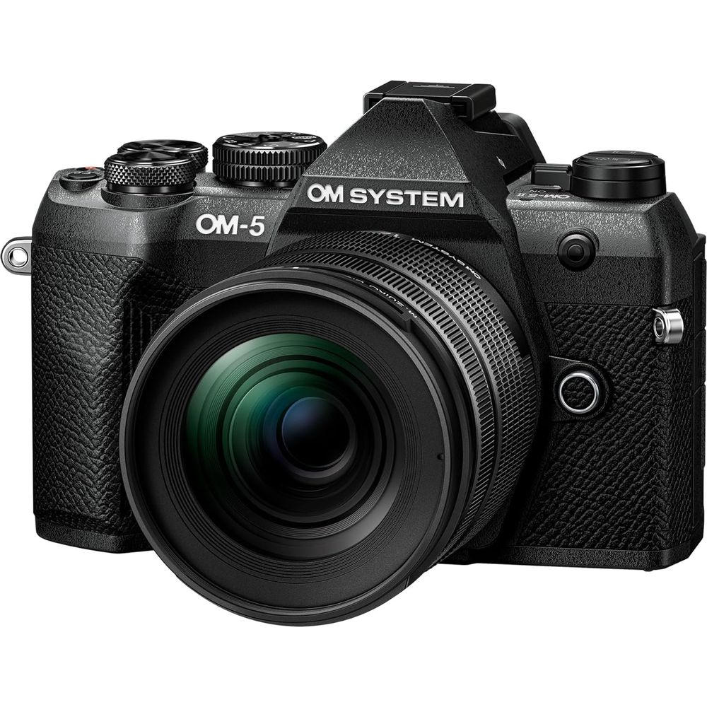 Zwarte OM System OM-5 camera met lens, studiofoto.