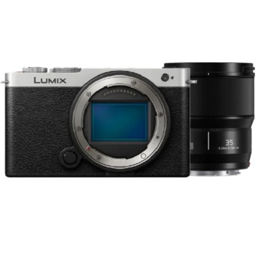 Zilveren Lumix camera met zwarte lens, 35mm markering zichtbaar.