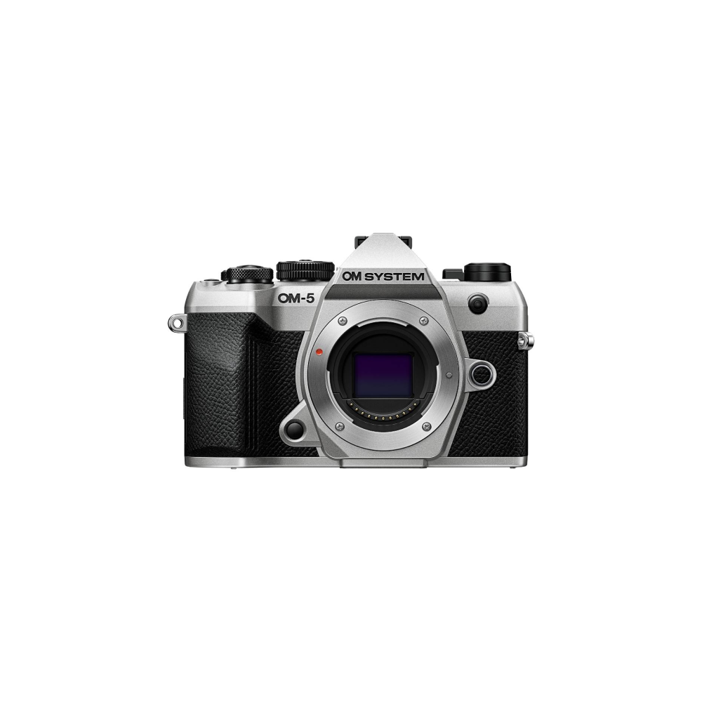 Een zilveren camera met zwarte grip en zichtbare lensvatting.