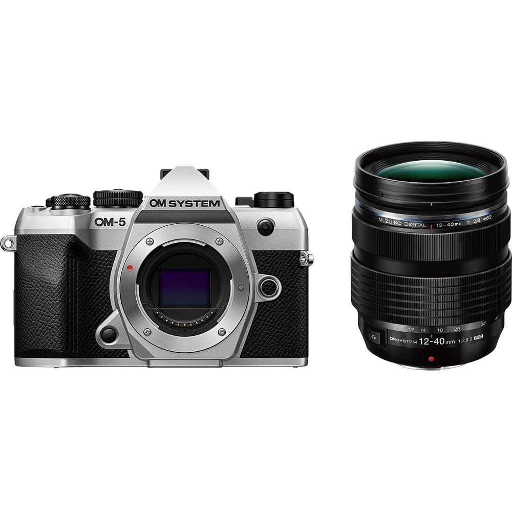 Zilveren OM-5 camera en zwarte M.ZUIKO DIGITAL 12-40mm lens naast elkaar.