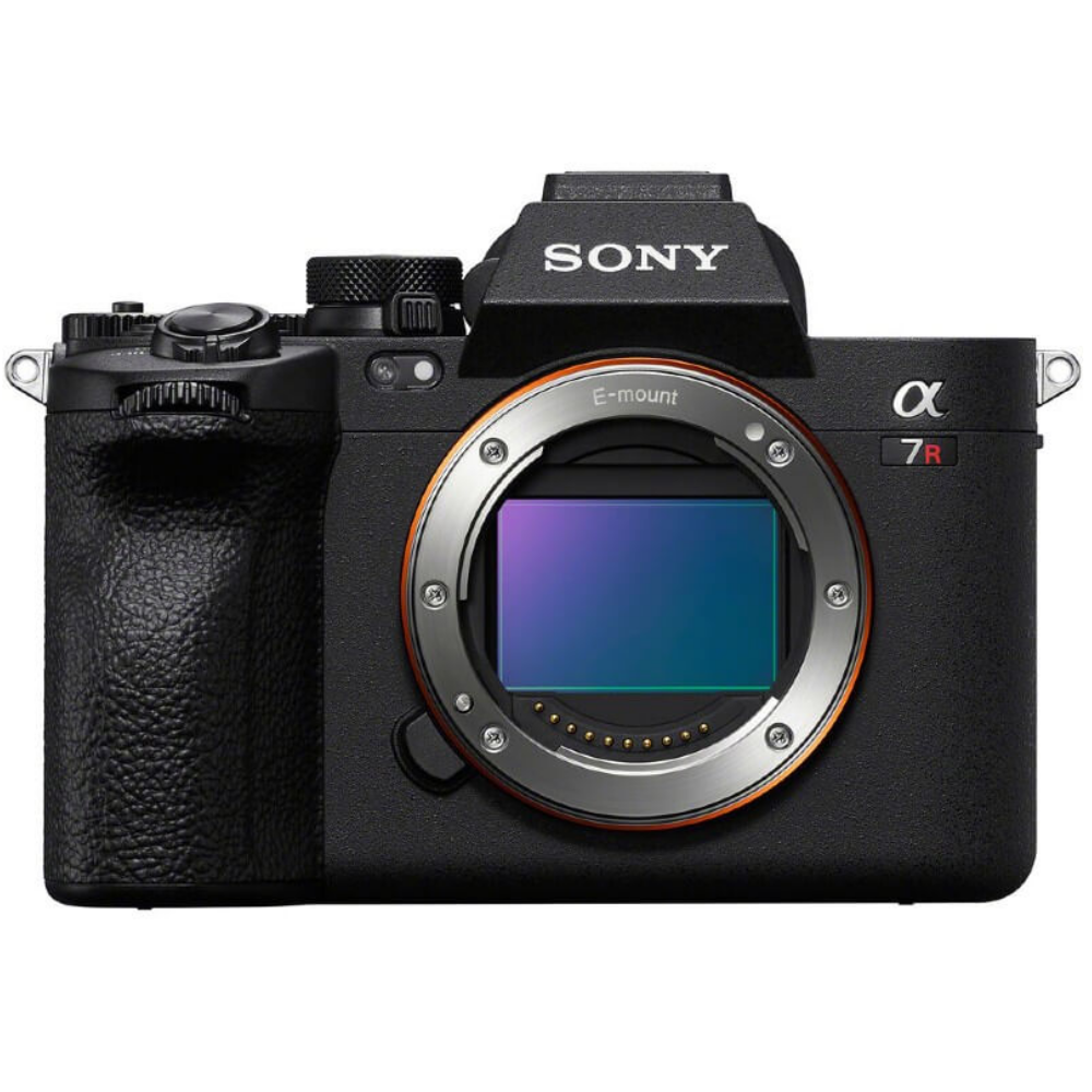 Zwarte Sony Alpha 7R digitale camera met zilveren lensvatting.