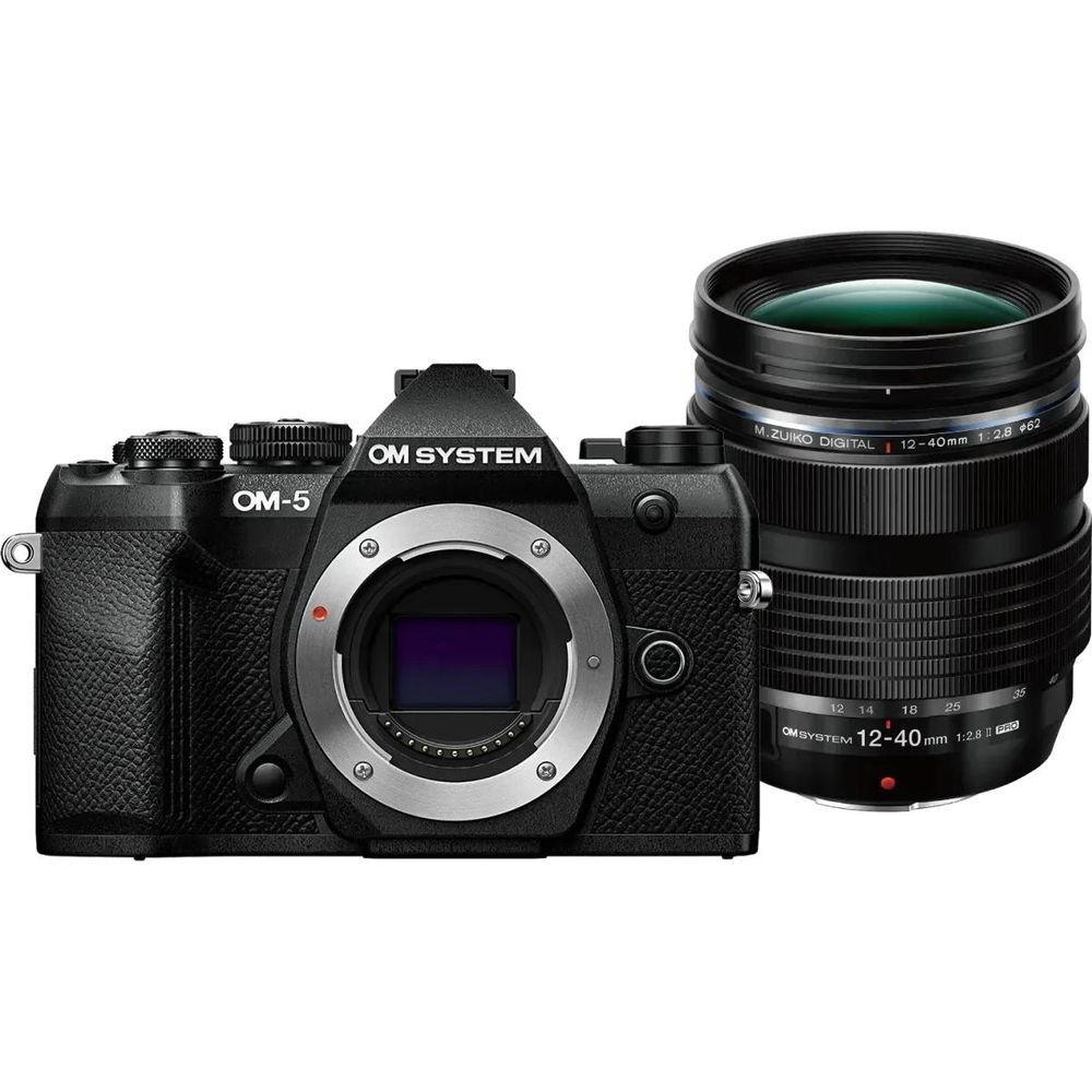 Zwarte OM System OM-5 camera met M.Zuiko Digital 12-40mm lens.