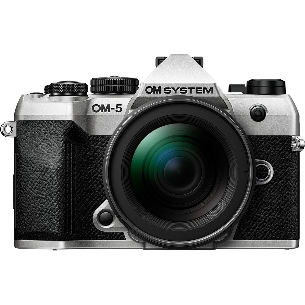 Zilverkleurige en zwarte OM-5 camera met een grote lens.