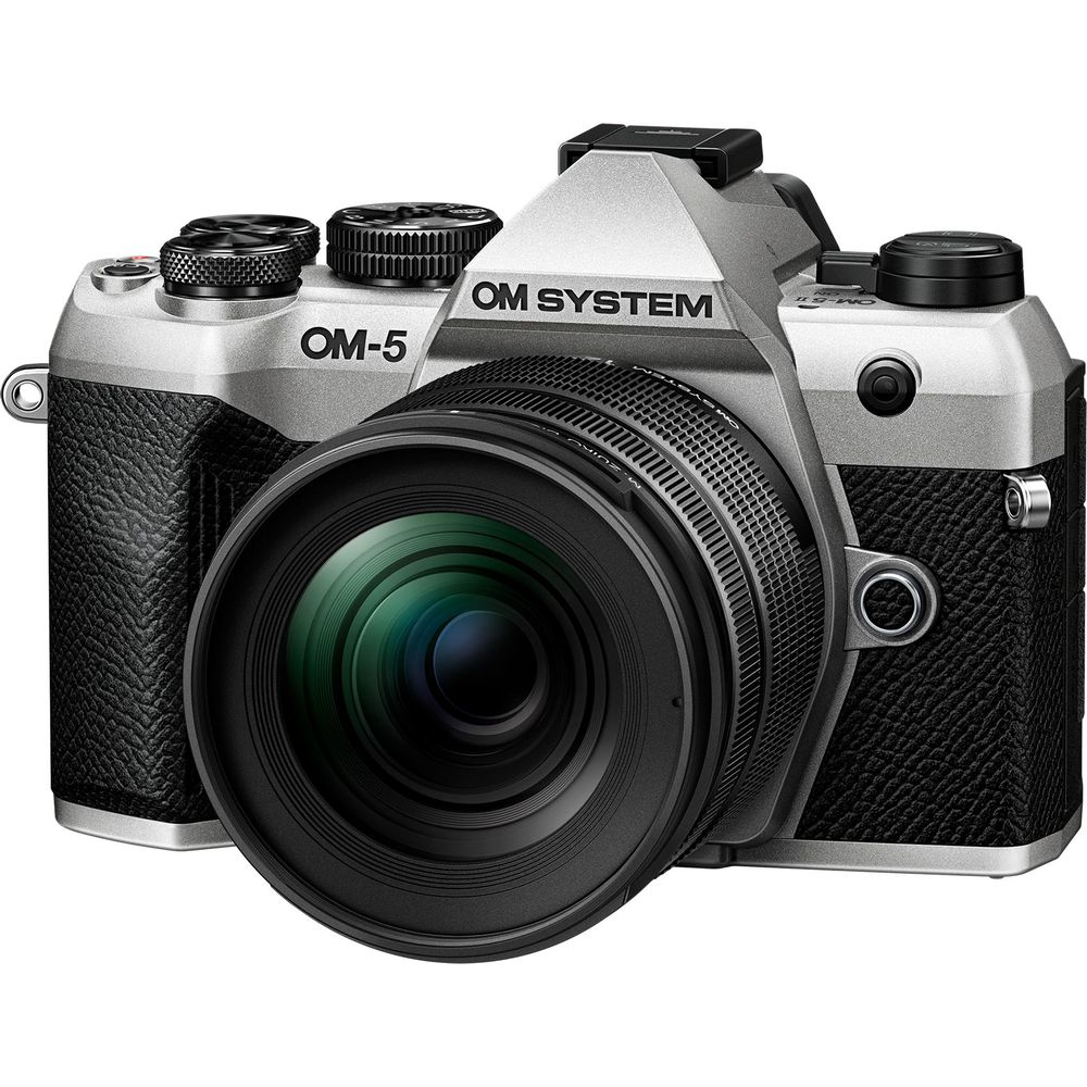 Een zilverkleurige OM SYSTEM OM-5 systeemcamera met zwarte textuur grip en lens.