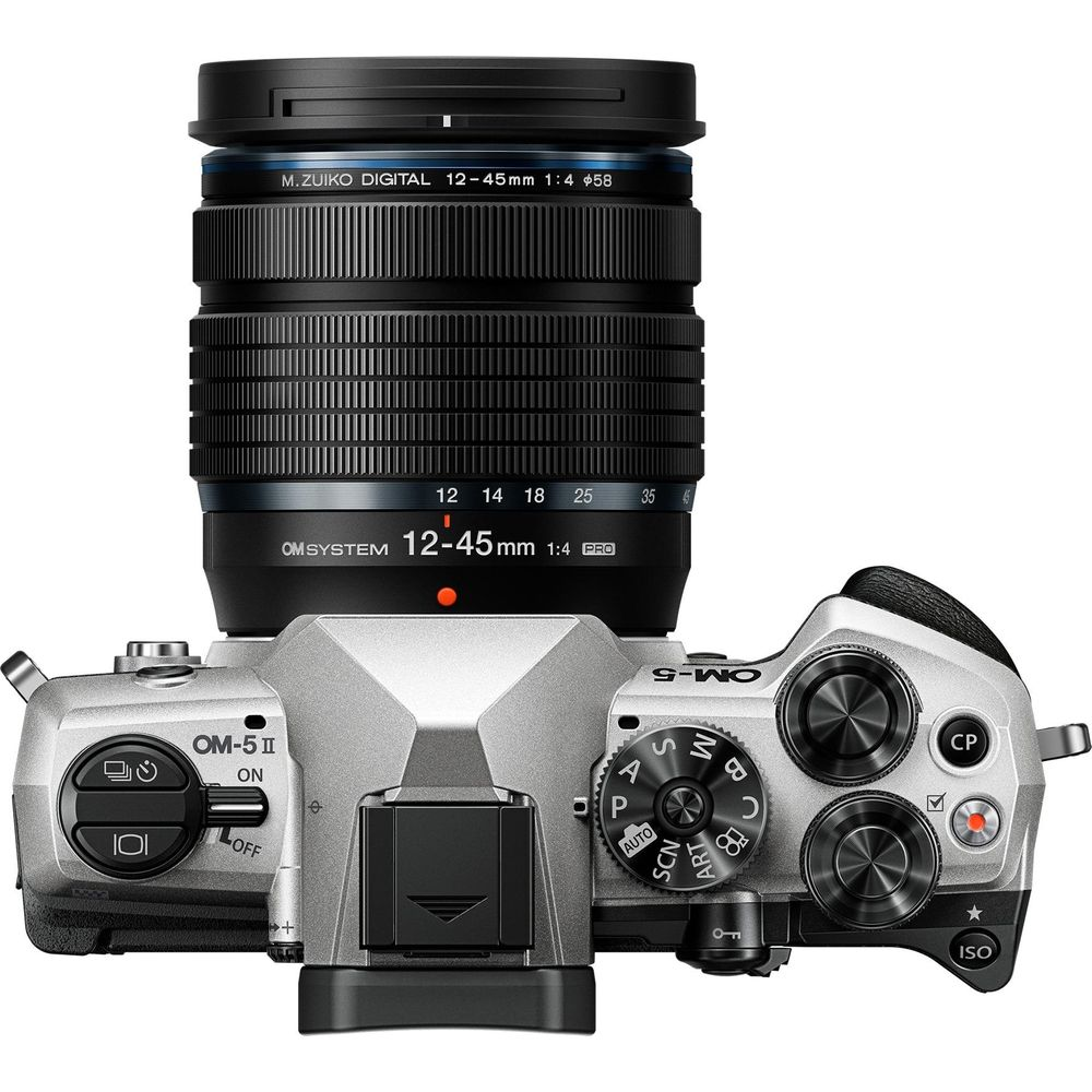 Zilveren camera met lens, bovenaanzicht. Details zichtbaar op het bovenoppervlak.