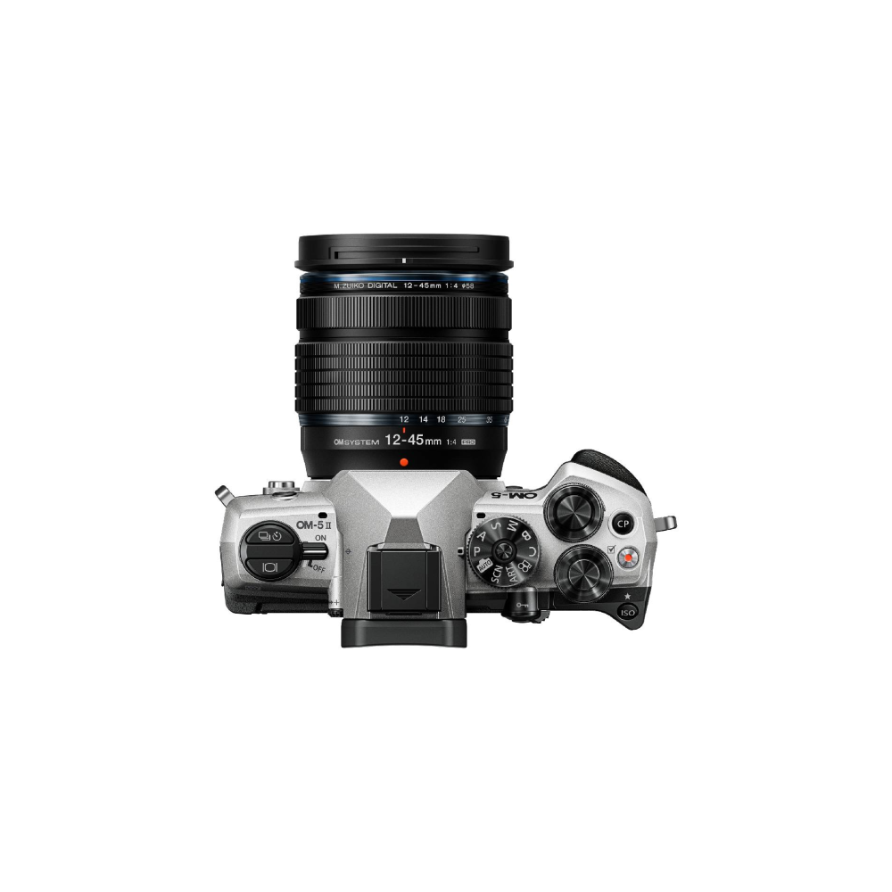 Zilveren camera met lens. Bovenaanzicht van OM-5 II camera met M.ZUIKO DIGITAL 12-45mm lens.