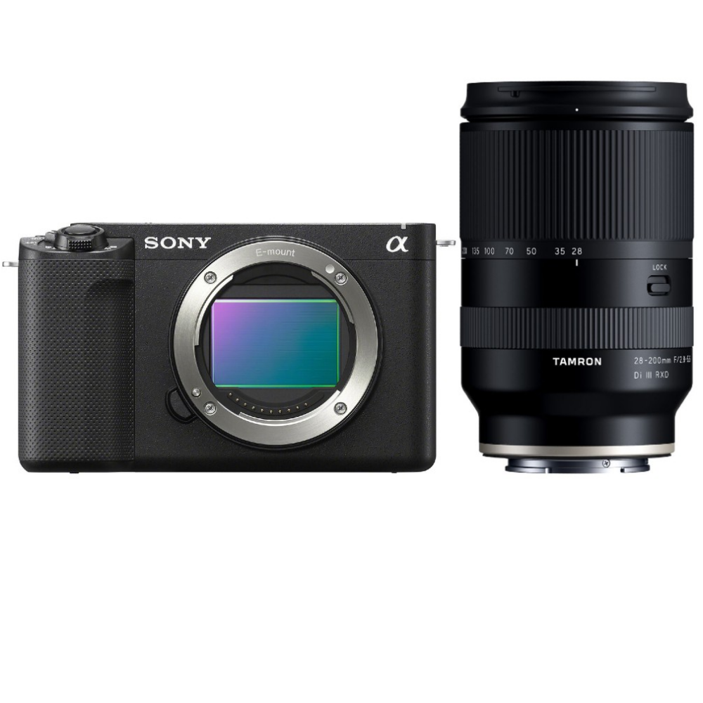 Een zwarte Sony camera en een Tamron lens worden naast elkaar getoond.