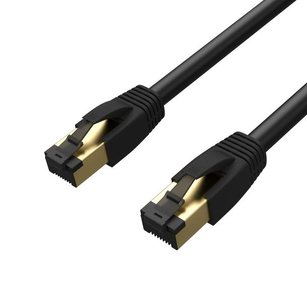 Beyaz arka plan üzerinde altın konektörlü iki siyah Ethernet kablosu.