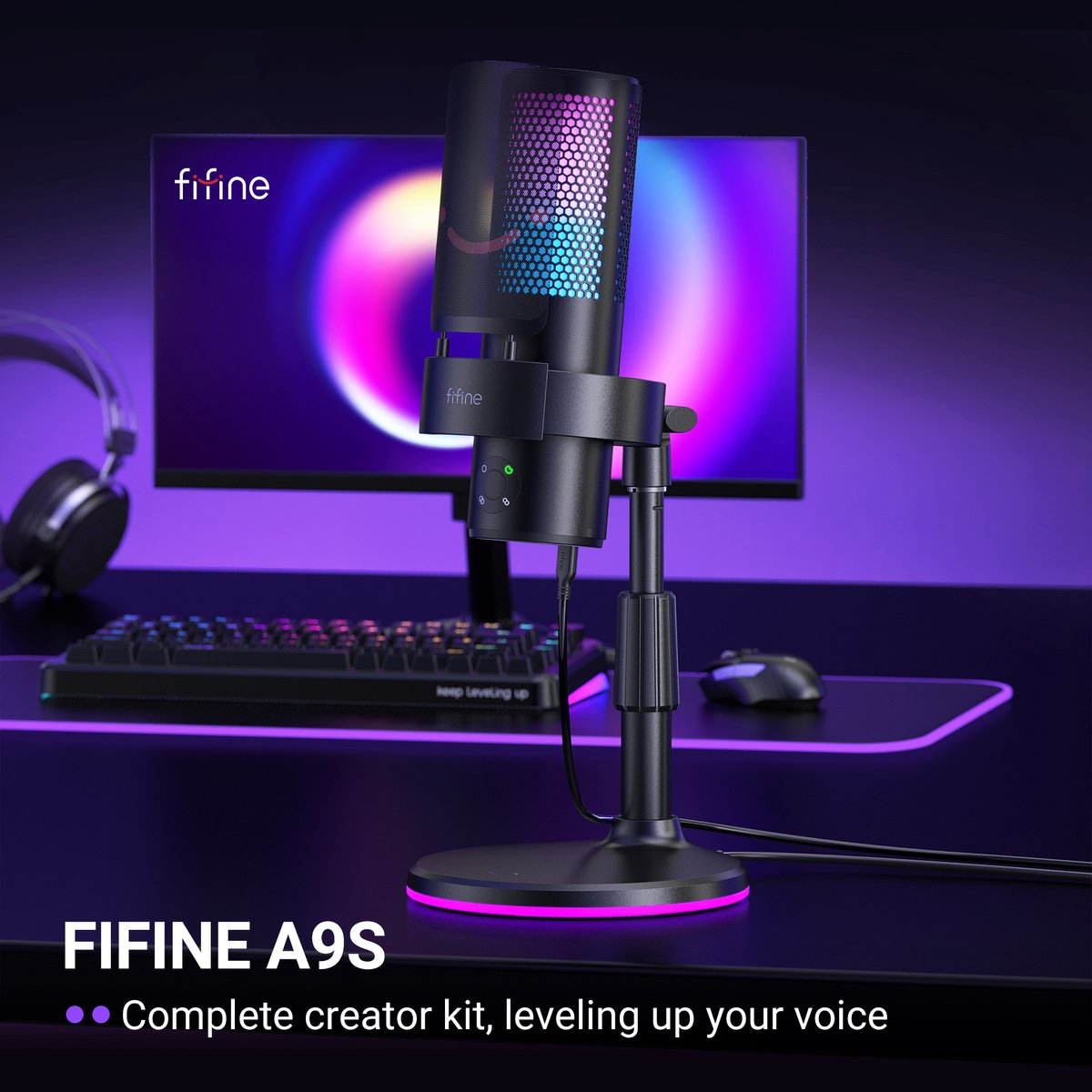 Een zwarte Fifine A9S microfoon op een standaard, met toetsenbord, koptelefoon en monitor.
