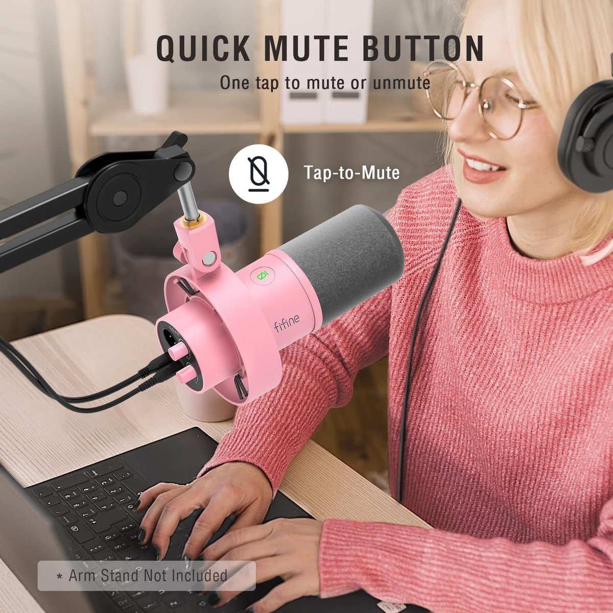 Une femme portant un casque tape sur un clavier à côté d'un microphone rose.