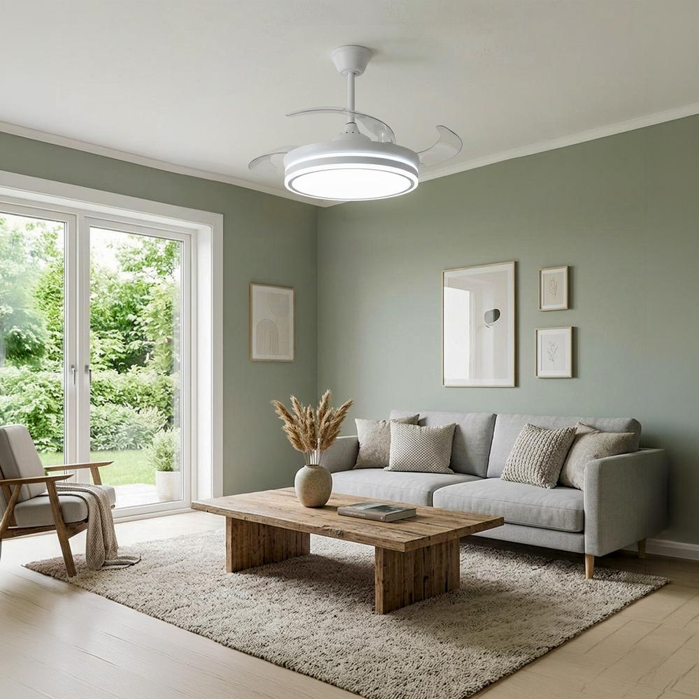 Una sala de estar con sofá, mesa de centro, sillón y ventilador de techo.