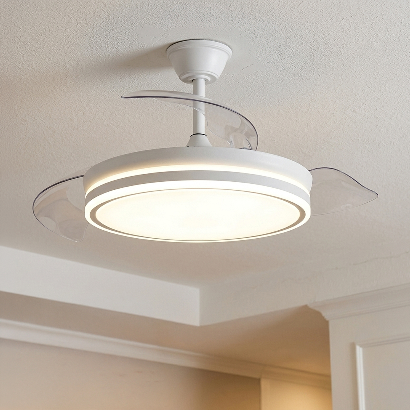 Un ventilador de techo blanco con aspas retráctiles y luz integrada.