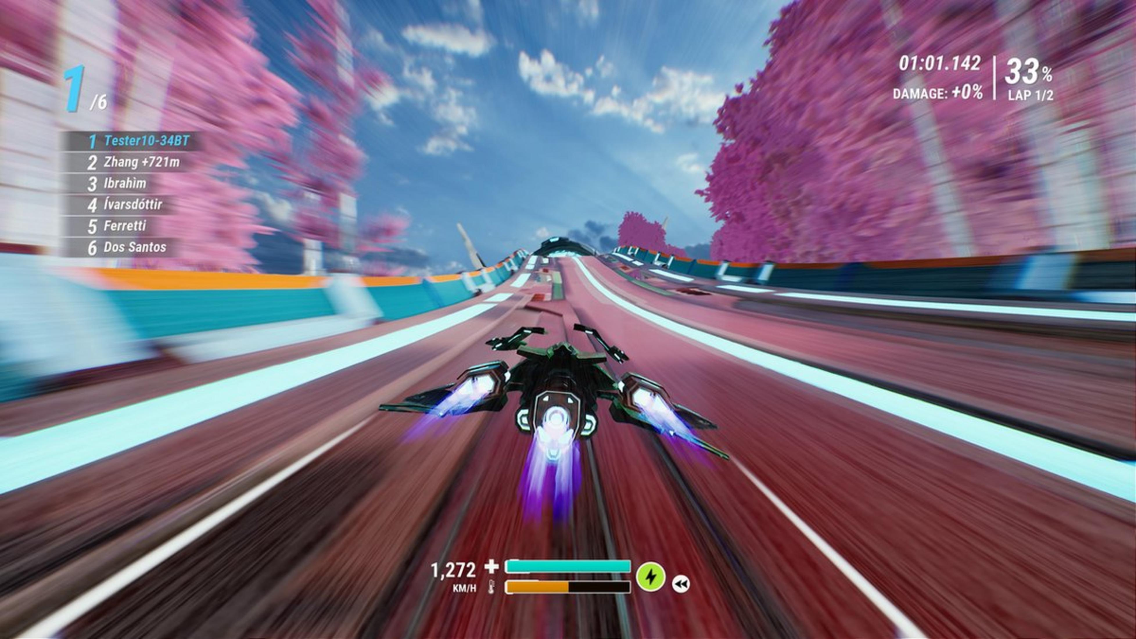 Un veicolo da corsa futuristico sfreccia su una pista rosa con alberi viola e cielo blu.