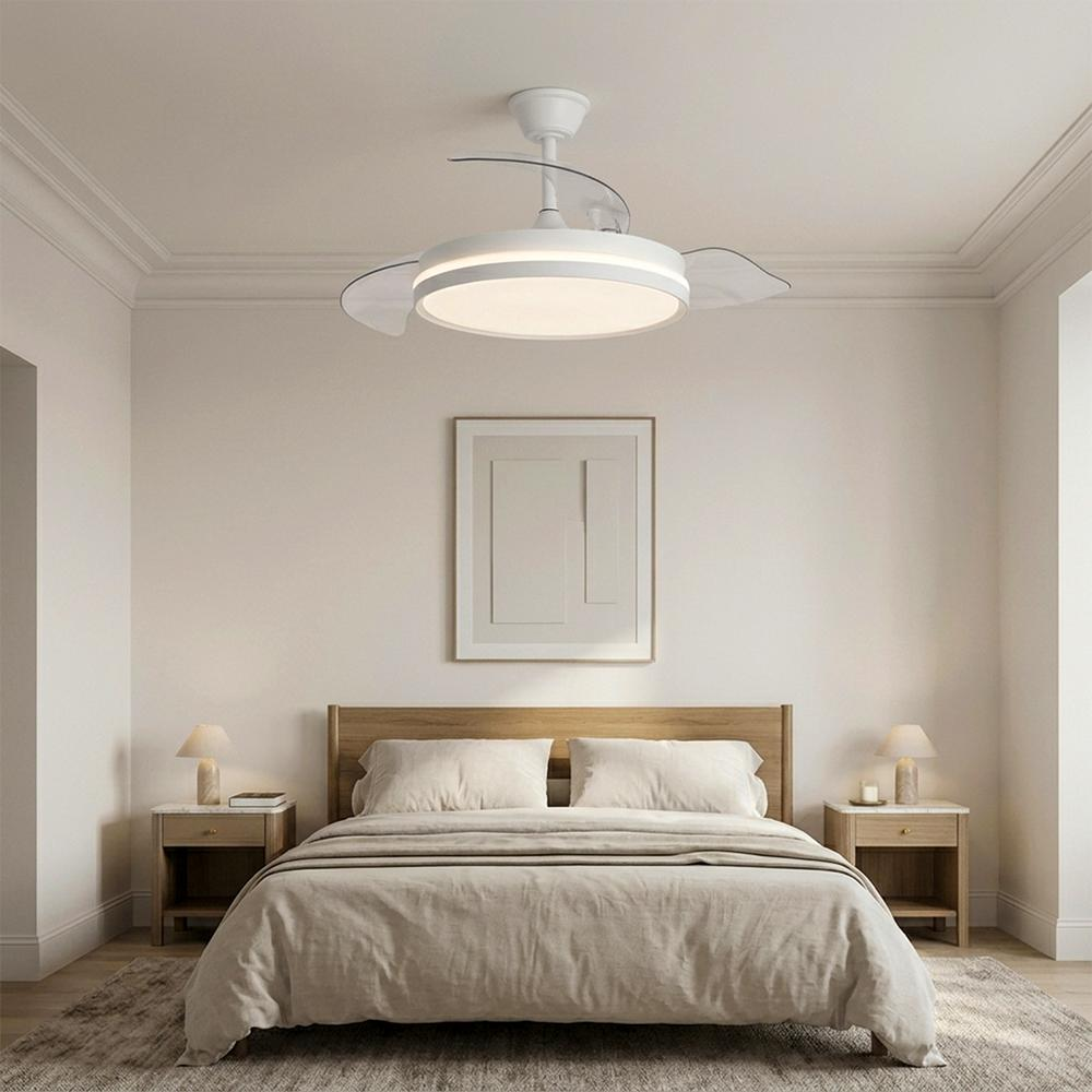 Un dormitorio con cama, mesitas de noche, lámpara, ventilador de techo y cuadro.