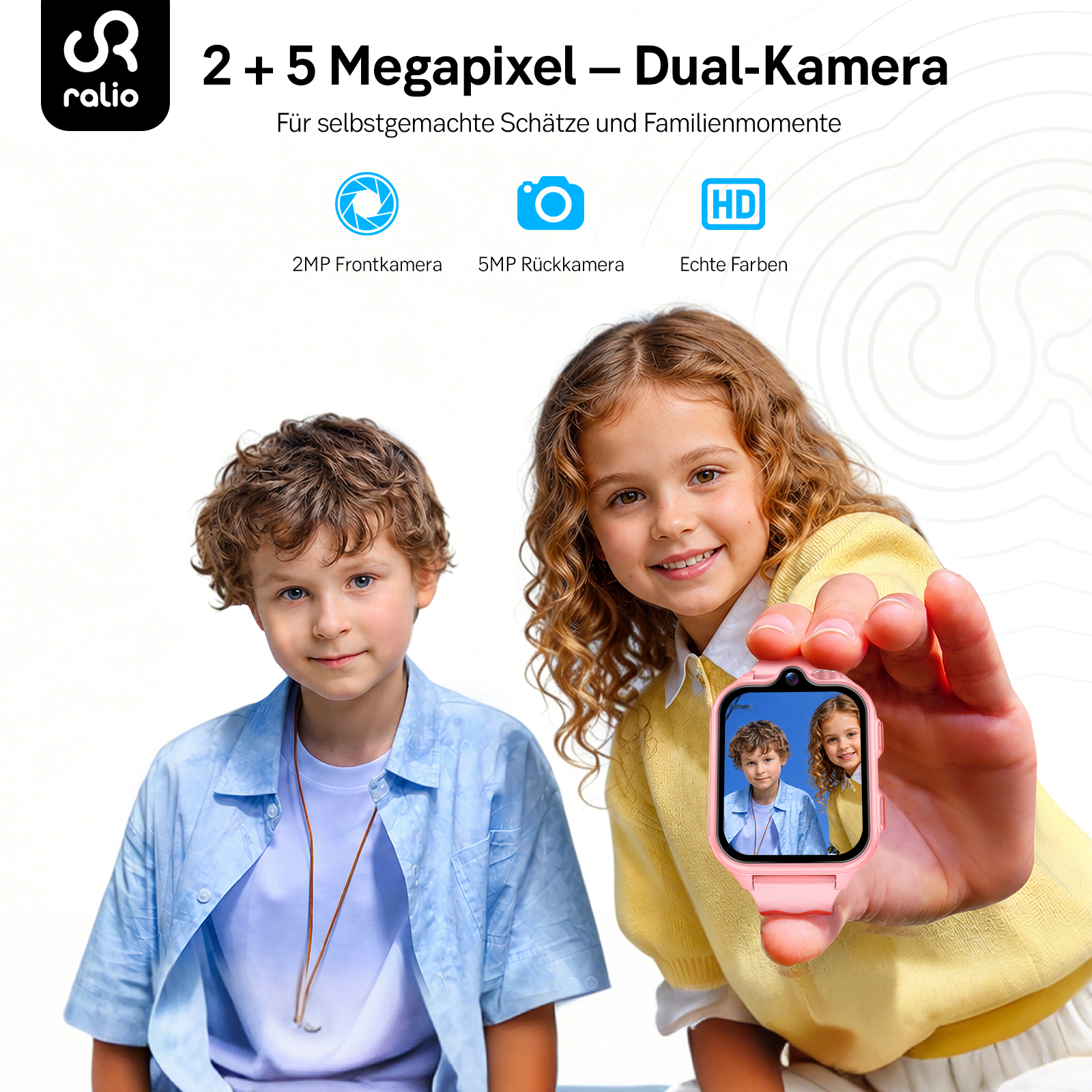 Zwei Kinder, ein Junge und ein Mädchen, lächeln. Ein rosafarbenes Smartwatch zeigt ihr Bild.