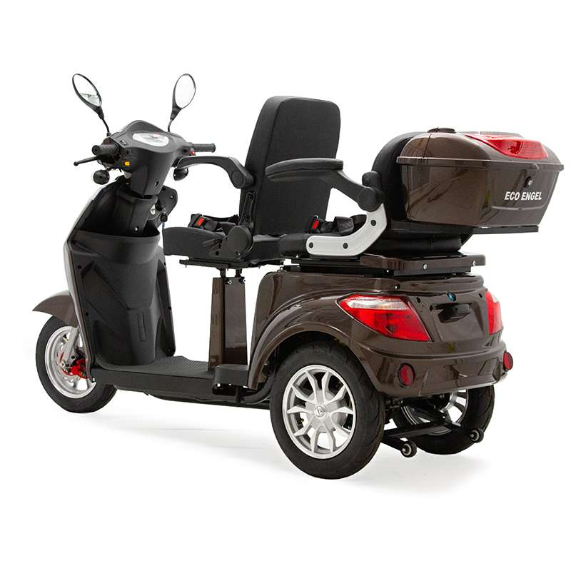 Ein brauner Dreirad-Scooter mit schwarzem Sitz und Aufbewahrungsbox.