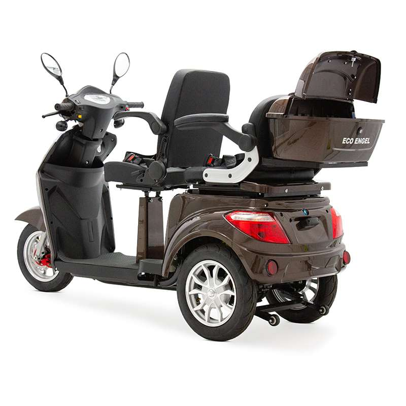 Ein brauner Dreirad-Scooter mit Sitz, Lenker, Spiegeln und Aufbewahrungsbox.